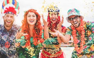 Los concursos de disfraces entre bares ganan presencia en el Carnaval español